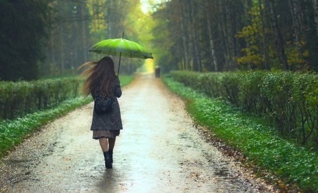 下雨打伞图片