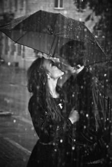  雨中情侣淡淡的意境温馨唯美爱情图片