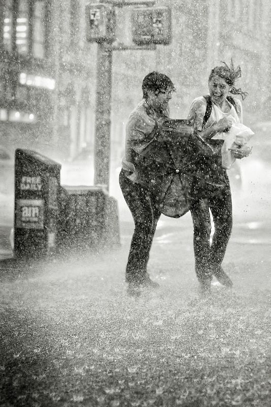 雨中情侣淡淡的意境温馨唯美爱情图片
