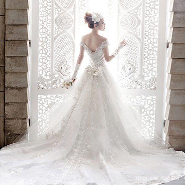  洁白的婚纱象征着纯洁的爱情