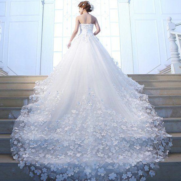 洁白的婚纱象征着纯洁的爱情