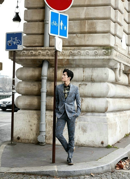 青春男神杨洋巴黎街头时尚写真