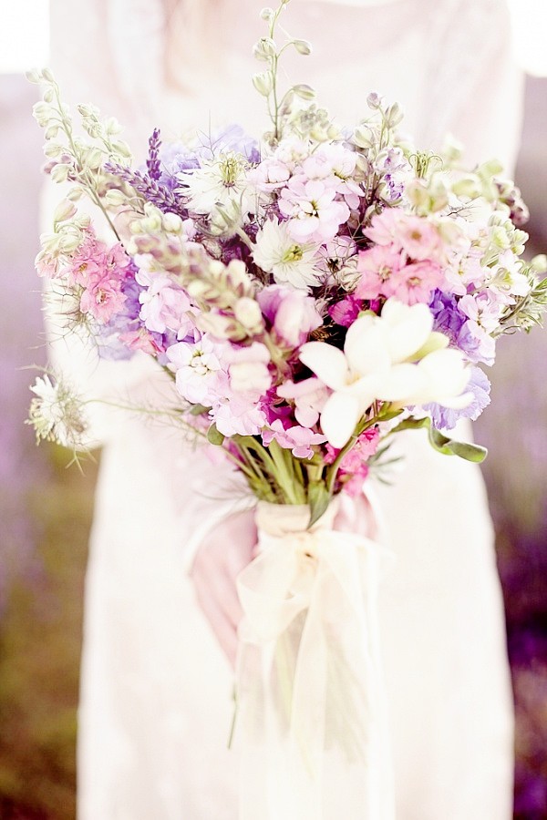 一束花的精致    唯美精致浪漫新娘手捧花图片