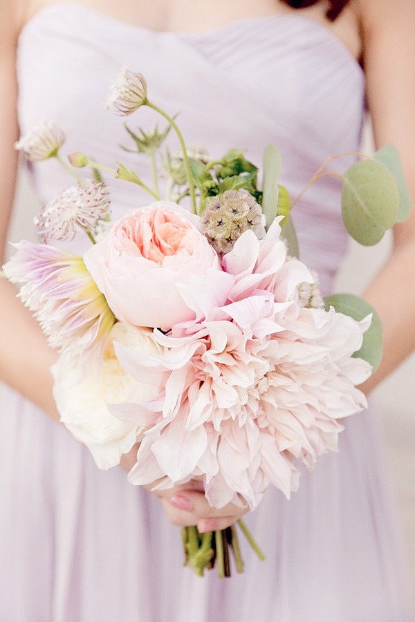 一束花的精致    唯美精致浪漫新娘手捧花图片