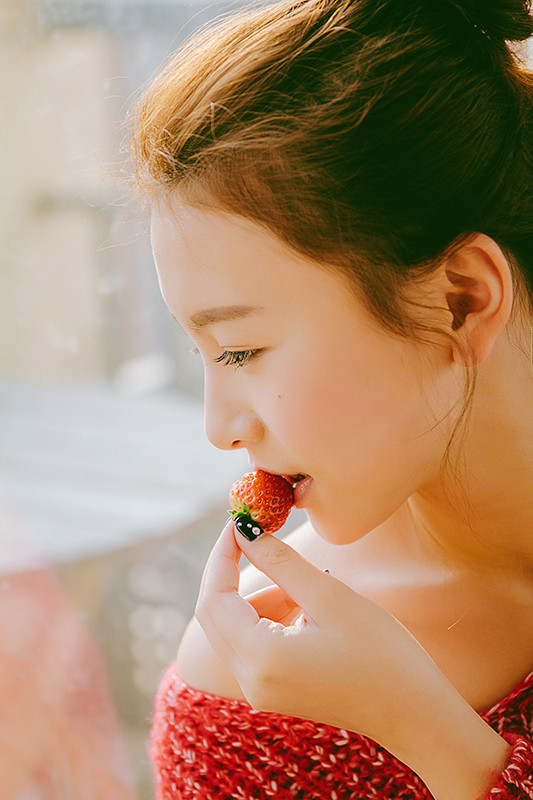 好想成为你手中的那颗草莓！