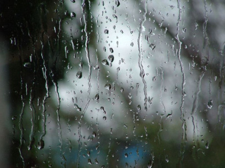 雨中、我为你撑伞唯美小清新图片