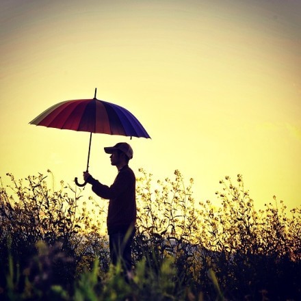 唯美图片意境lomo暖色系撑雨伞的人物