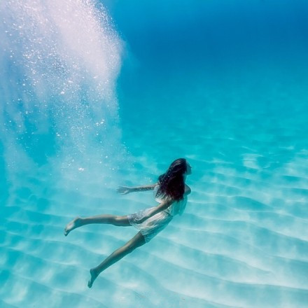 她の海中的精灵图片