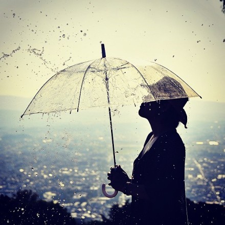 唯美图片意境lomo暖色系撑雨伞的人物